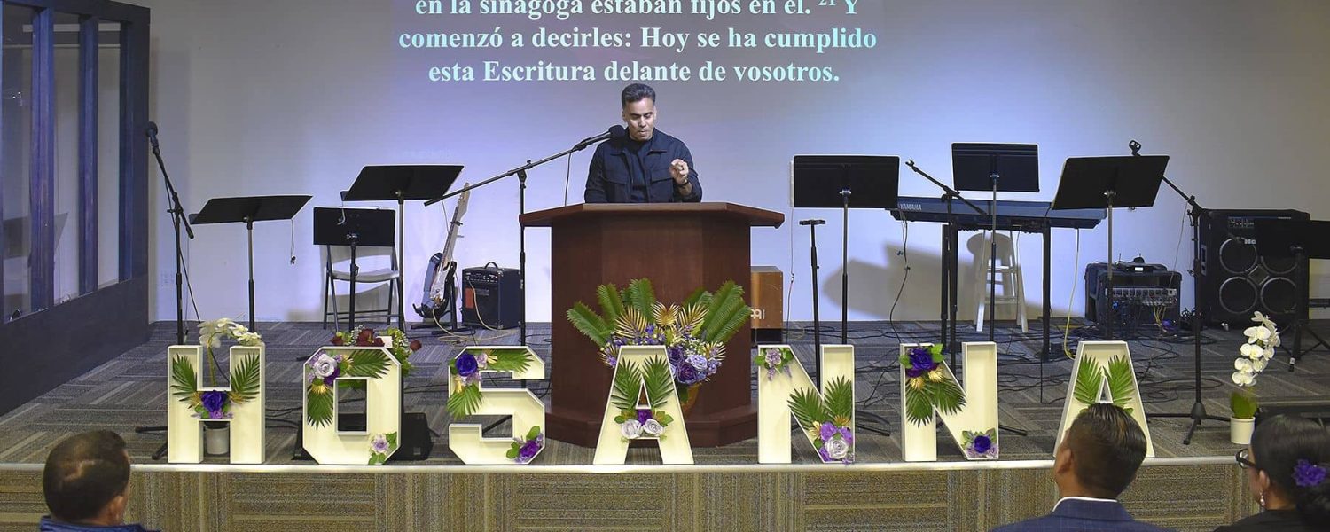 Pastor compartiendo palabra de Dios Hosanna-Iglesia